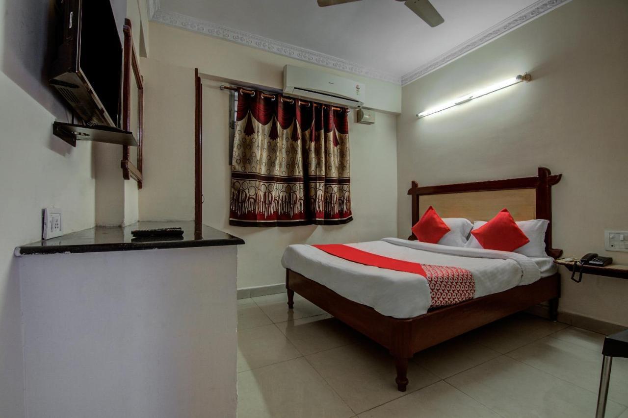 Oyo Hotel Lakshmi Paradise Visakhapatnam Exterior photo